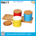 Diferentes colores cocina condimento macetas con platillo de madera